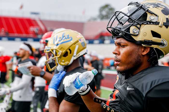 2021 Senior Bowl practice players take water break